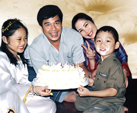 Ngôi sao còn sót lại của dòng phim thị trường những năm 90 - 6 Hồng Vân bắt đầu được khán giả biết đến từ những vai hài trong loạt băng đĩa