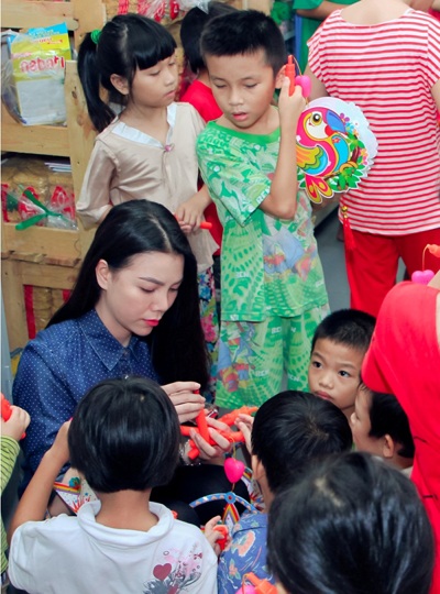 Trà Ngọc Hằng tặng lồng đèn cho trẻ em ung thư - 6 H.H