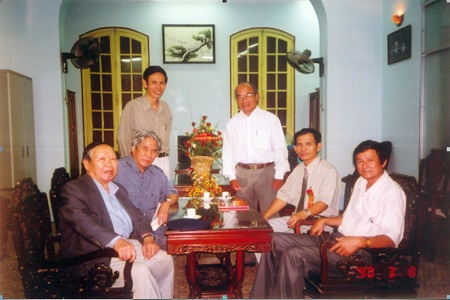 Những tư liệu quý về nhạc sỹ Trần Hoàn - 6 Ban liên lạc cựu học sinh Quốc học Huế làm việc với Ban giám hiệu nhà trường.