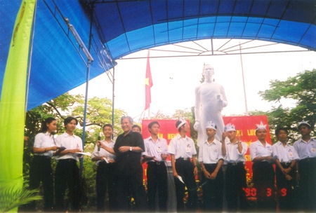 Những tư liệu quý về nhạc sỹ Trần Hoàn - 7 Nhạc sĩ Trần Hoàn với học sinh Quốc học Huế (2001)