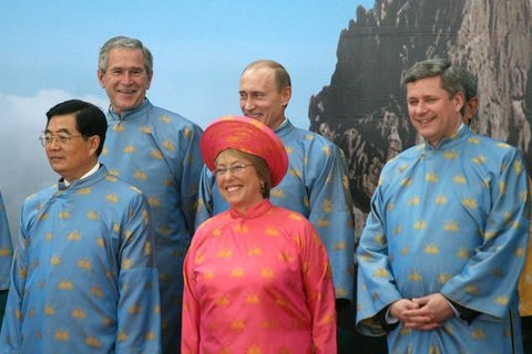 Các nguyên thủ quốc gia diện áo dài Việt Nam tại hội nghị APEC năm 2006