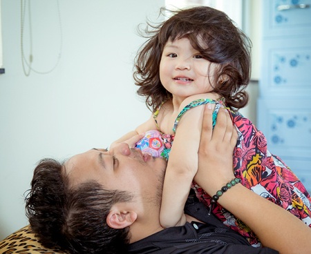 Ông xã tình nguyện chăm con trong những ngày Trần Thị Quỳnh vắng nhà...