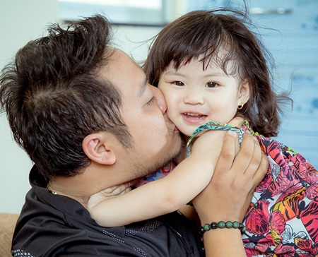 Ông xã tình nguyện chăm con trong những ngày Trần Thị Quỳnh vắng nhà...