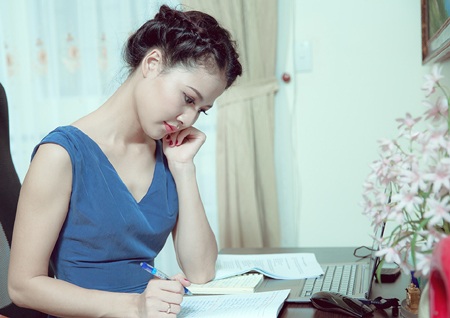 Mẹ chồng của Hoa hậu Thể thao 2007 lo việc nhà để con dâu yên tâm dự thi hoa hậu..