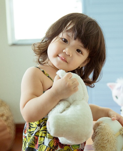 Ông xã tình nguyện chăm con trong những ngày Trần Thị Quỳnh vắng nhà...