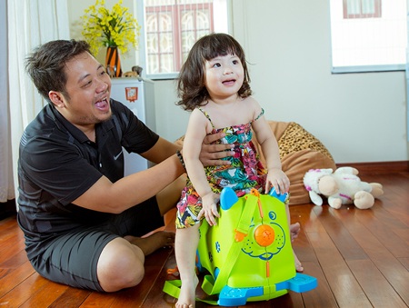 Ông xã tình nguyện chăm con trong những ngày Trần Thị Quỳnh vắng nhà...