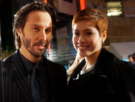Vũ Hoàng My tươi tắn bên Keanu Reeves - 1 Á hậu Hoàng My và Keanu Reeves