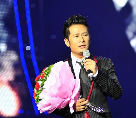 Trọng Tấn trở thành “của độc” trong đêm nhạc Bằng Kiều - 1 Bằng Kiều trong liveshow diễn ra tối qua 2/11 tại Trung tâm Hội nghị Quốc gia Mỹ Đình