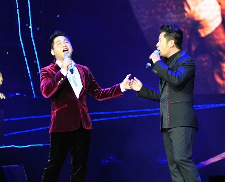 Trọng Tấn trở thành “của độc” trong đêm nhạc Bằng Kiều - 4 Bằng Kiều trong liveshow diễn ra tối qua 2/11 tại Trung tâm Hội nghị Quốc gia Mỹ Đình