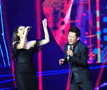 Trọng Tấn trở thành “của độc” trong đêm nhạc Bằng Kiều - 5 Bằng Kiều trong liveshow diễn ra tối qua 2/11 tại Trung tâm Hội nghị Quốc gia Mỹ Đình