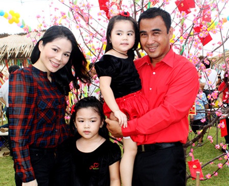 Hiện tại, gia đình nhỏ của Quyền Linh rất hạnh phúc với 2 cô con gái vô cùng xinh xắn.