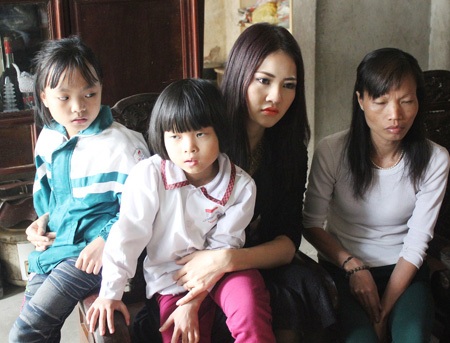 Hoa hậu Trần Thị Quỳnh khóc trước phụ nữ nghèo Hà Nội - 3 H.H