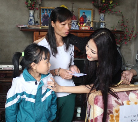 Hoa hậu Trần Thị Quỳnh khóc trước phụ nữ nghèo Hà Nội - 5 H.H
