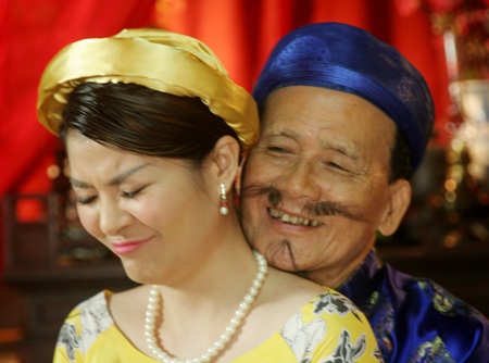 NSƯT Phạm Bằng và NSƯT Kim Oanh đóng cảnh tình cảm trong tiểu phẩm hài Chôn nhời