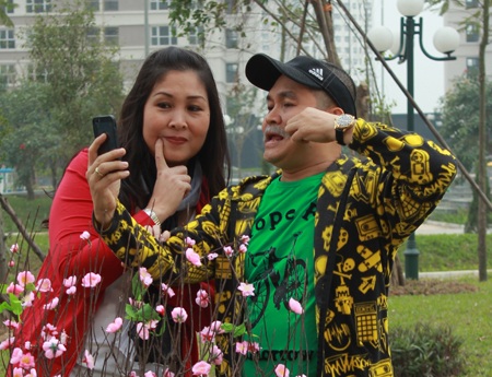 Xuân Hinh, Hồng Vân đóng vợ chồng trong tiểu phẩm hài Hàm răng của ai