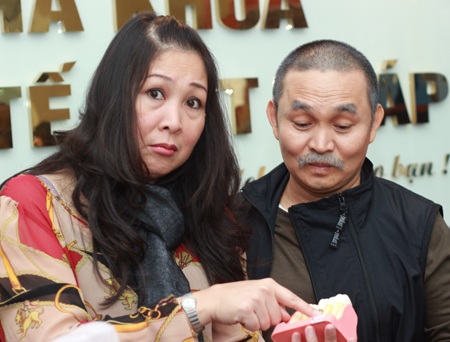 Xuân Hinh, Hồng Vân đóng vợ chồng trong tiểu phẩm hài Hàm răng của ai