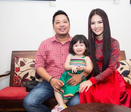 Áo dài Trần Thị Quỳnh mặc đêm chung kết Mrs World bán giá 100 triệu - 2 Trần Thị Quỳnh luôn được chồng con tháp tùng, ủng hộ.