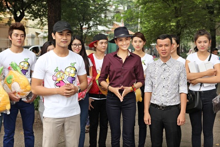 Thí sinh tham gia hoạt động xã hội quyên tiền ủng hộ quỹ Phẫu thuật nụ cười.