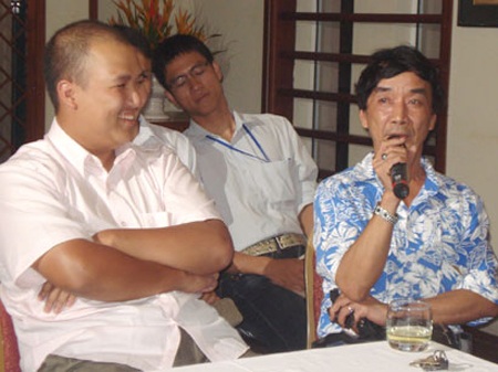 Nghệ sỹ Tuấn Dương (áo hoa xanh)