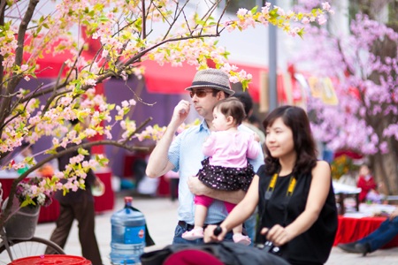 Chợ Tết được tổ chức đầu tiên năm 2013 đã rất thu hút