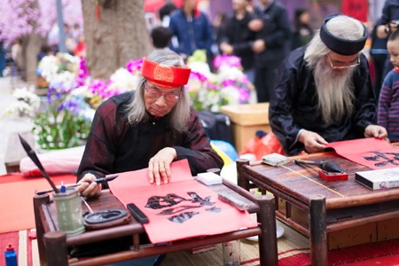 Hình ảnh quen thuộc của người Việt mỗi độ Tết đến, xuân về