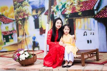 Chụp ảnh lưu niệm trong một gian hàng