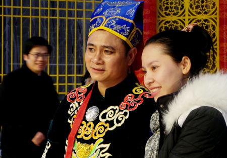 “Táo Giao thông” Tự Long vắt kiệt sinh lực vì 4 đêm diễn trực tiếp - 5 Tự Long chụp ảnh với khán giả hâm mộ sau đêm tổng duyệt Táo quân (ảnh H.H)