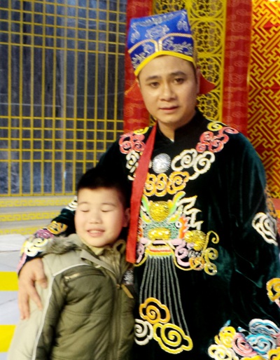 “Táo Giao thông” Tự Long vắt kiệt sinh lực vì 4 đêm diễn trực tiếp - 6 Tự Long và con trai