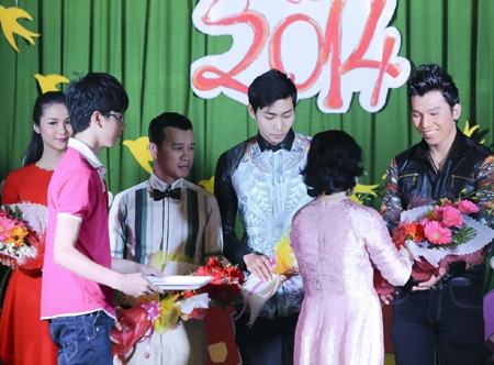 Siêu mẫu Hữu Long- Ngọc Tình cùng “gia đình” đi làm giám khảo - 2 Hào Hoa