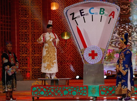 Táo Y tế trên chiếc máy đo Y đức- một trong những hình ảnh ấn tượng nhất tại buổi chầu