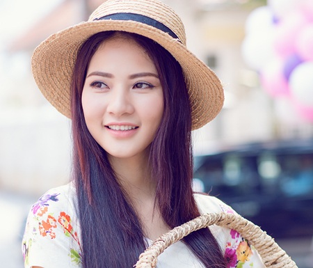 Hoa hậu Trần Thị Quỳnh bán bóng bay ủng hộ người nghèo - 3 Hoa hậu bán bóng bay và mứt kẹo..
