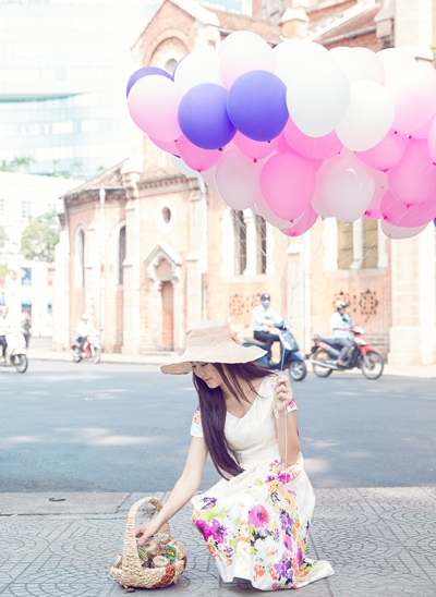 Hoa hậu Trần Thị Quỳnh bán bóng bay ủng hộ người nghèo - 7 Hoa hậu bán bóng bay và mứt kẹo..
