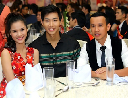 Siêu mẫu Hữu Long “chạy sô” ngay sau phần thi Bước nhảy hoàn vũ - 1 Hào Hoa