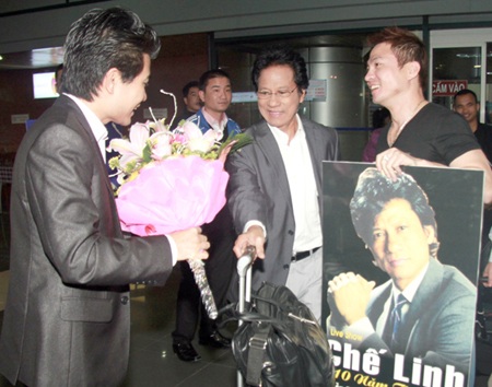 Rất đông khán giả hâm mộ đã ra sân bay đón Chế Linh
