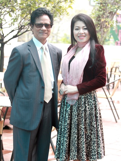 Chế Linh sẽ hát về Hà Nội - 8 Chế Linh và ca sỹ Anh Thơ chụp ảnh kỷ niệm khi gặp nhau tại Hà Nội sáng 26/2