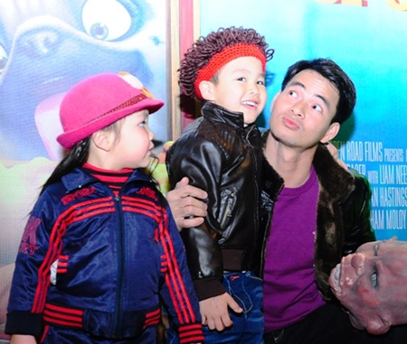 Ngay lập tức anh gây chú ý với các khán giả nhí...