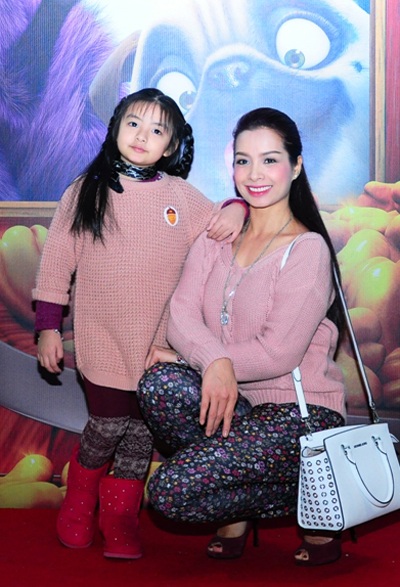 Và hai mẹ con cựu người mẫu Thúy Hằng.