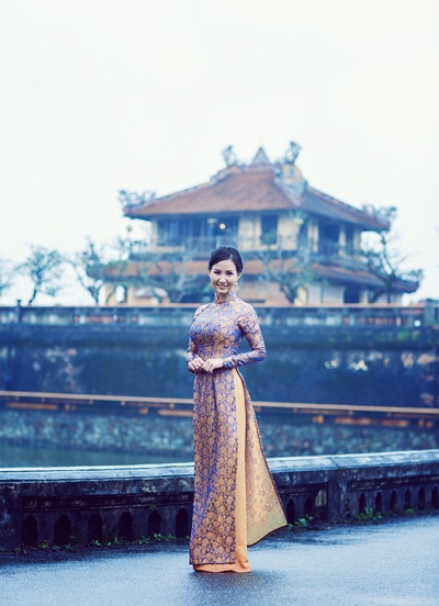 Áo dài trước Đại Nội Huế - 2 Hào Hoa