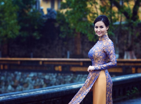 Áo dài trước Đại Nội Huế - 3 Hào Hoa