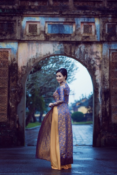 Áo dài trước Đại Nội Huế - 5 Hào Hoa