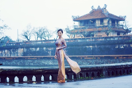 Áo dài trước Đại Nội Huế - 7 Hào Hoa
