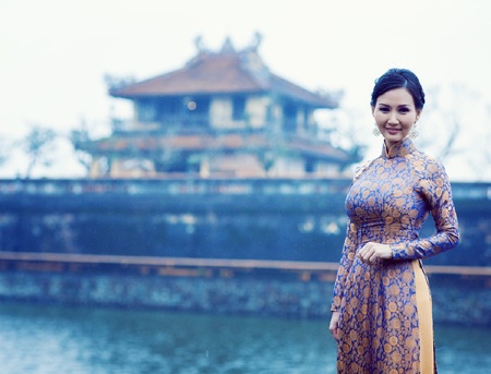 Áo dài trước Đại Nội Huế - 8 Hào Hoa