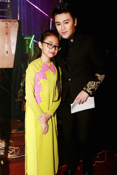 Phan Anh chụp ảnh kỷ niệm cùng Phương Mỹ Chi