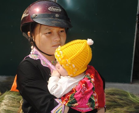 Hình ảnh những “người đàn bà” 15 tuổi ở Điện Biên - 4 Những người phụ nữ 13 tuổi ở Cà Là Pá vừa lo chăm con, vừa lo làm việc nuôi chồng