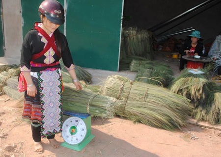 Hình ảnh những “người đàn bà” 15 tuổi ở Điện Biên - 1 Cứ Thị Sênh vừa sinh con được 4 tháng đã lo đi chợ, bán chít kiếm tiền nuôi chồng.
