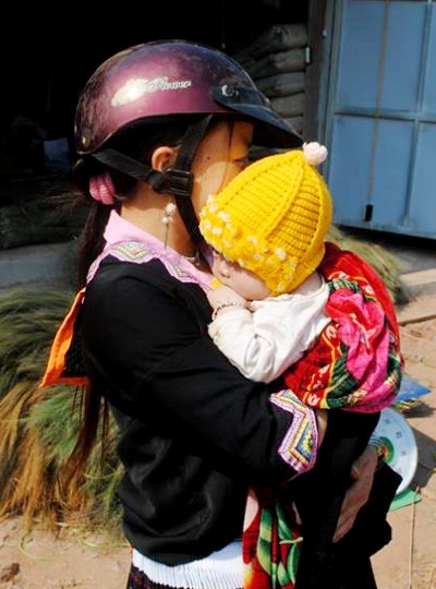 Hình ảnh những “người đàn bà” 15 tuổi ở Điện Biên - 5 Những người phụ nữ 13 tuổi ở Cà Là Pá vừa lo chăm con, vừa lo làm việc nuôi chồng