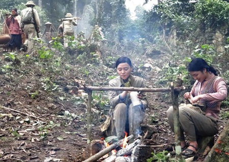 Có thể chuyển tải “56 ngày đêm khoét núi, ngủ hầm” lên màn ảnh? - 2 Những cảnh kéo pháo vào, kéo pháo ra khỏi trận địa được tái dựng trong phim