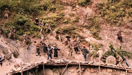 Để hấp dẫn khán giả, phải kể về chiến dịch Điện Biên thật... lãng mạn? - 3 Những cảnh trong phim