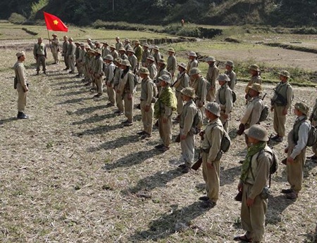 Có thể chuyển tải “56 ngày đêm khoét núi, ngủ hầm” lên màn ảnh? - 1 Những cảnh kéo pháo vào, kéo pháo ra khỏi trận địa được tái dựng trong phim