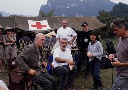 Đạo diễn Phillip Noyce (người ngồi, áo trắng) chỉ đạo cảnh quay